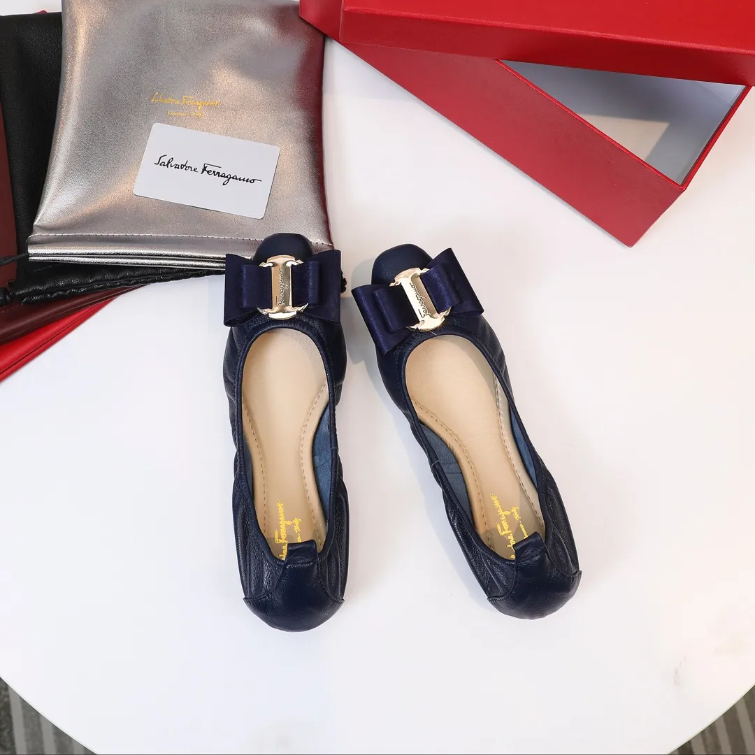 👟👟Ex-factory price 360👟👟 Early spring new style Salvatore Ferragamo hot style small square toe egg roll shoes [wit] 5mm high elastic latex, so soft you want to cry❗️The toe is equipped with Ferragamo's signature hardware butterfly🦋 buckle. Newly opened mold and upgraded outsole, 1cm heel is comfortable and not tiring. Upper: mixed sheepskin Inner pads: light goatskin (non-fading) Color: black, white, gun, red, burgundy, blue, pink Code number: 34-41